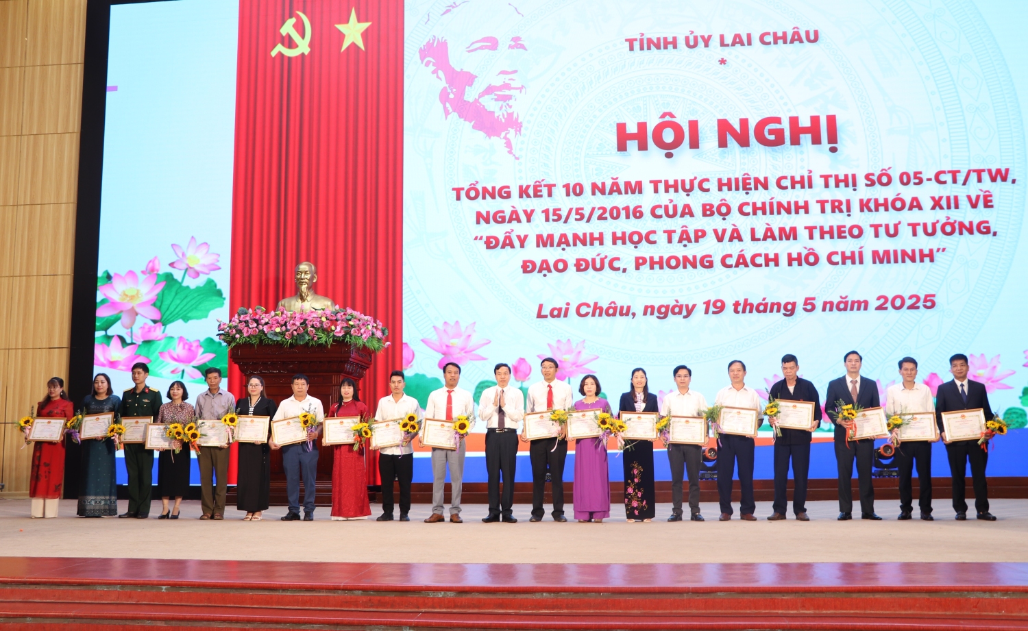 Chủ tịch UBND tỉnh Lê Văn Lương trao Bằng khen cho các tập thể