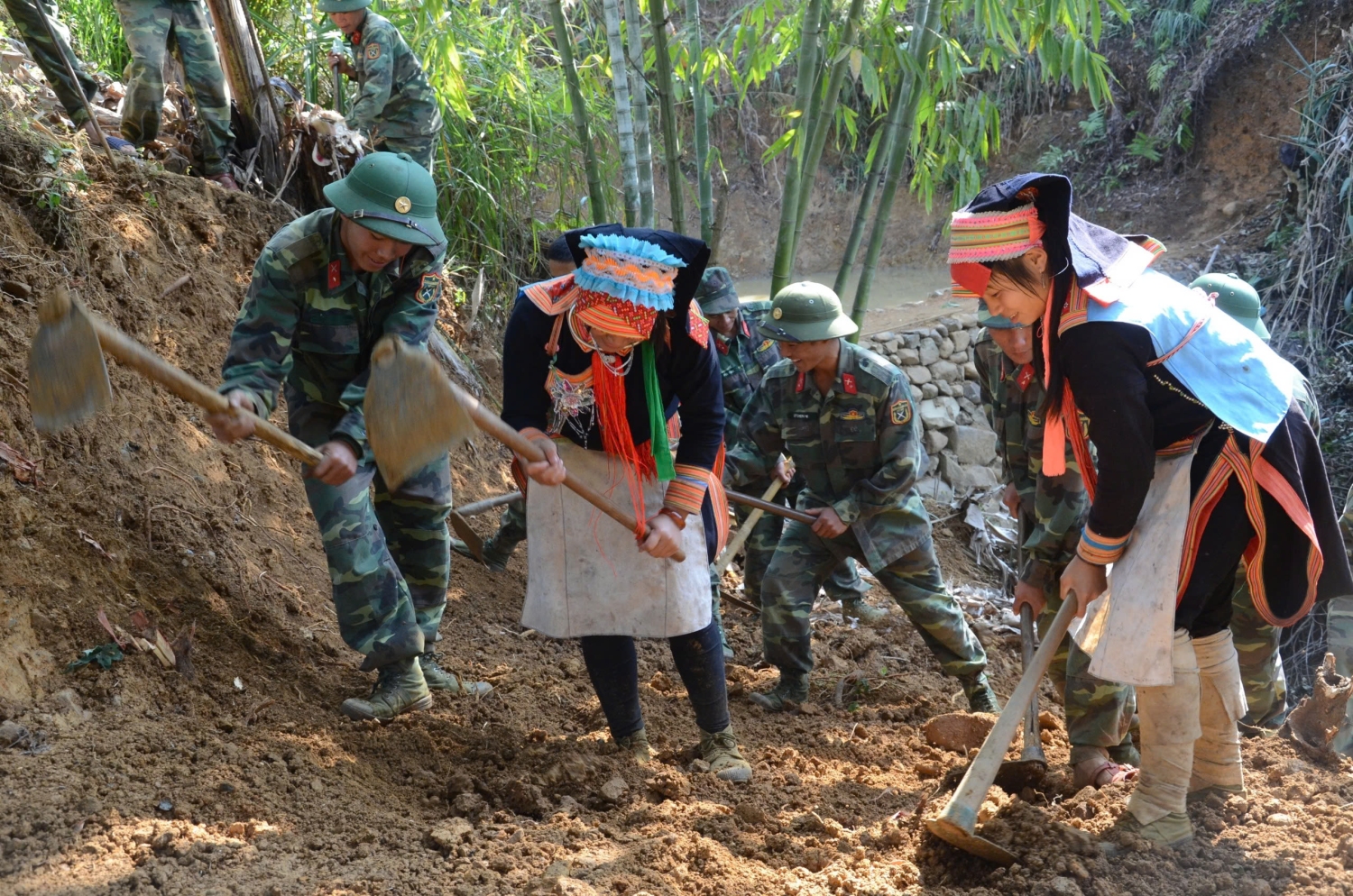 Người dân tích cực đóng góp ngày công lao động trong xây dựng các công trình công cộng