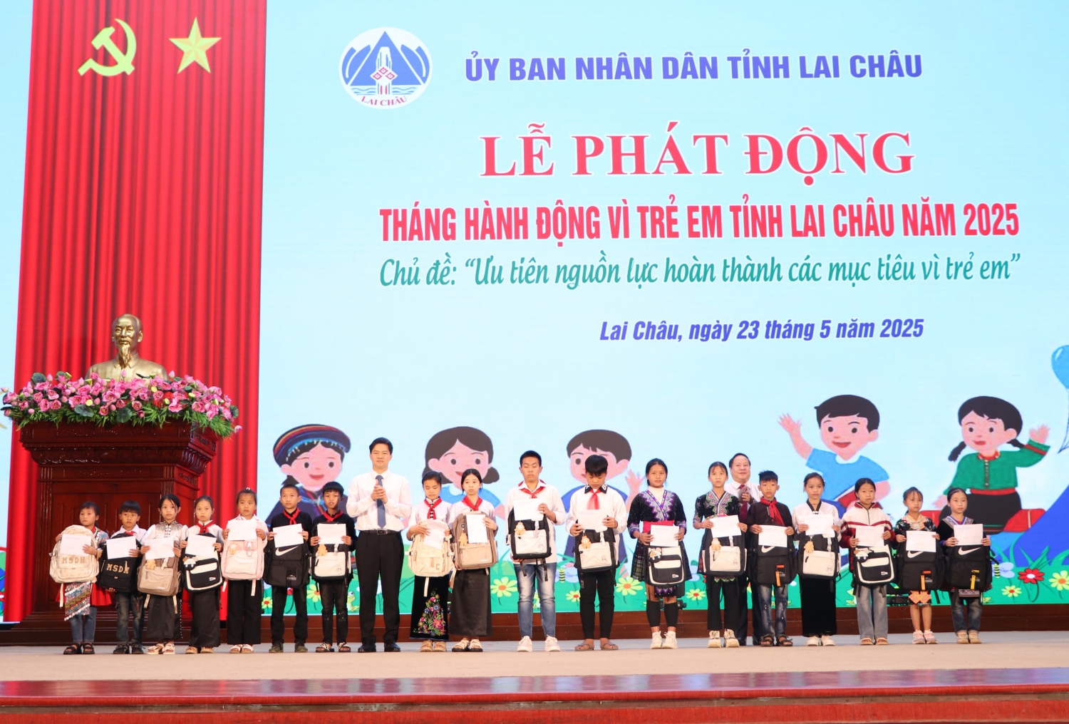 Đồng chí Vũ Mạnh Hà - Ủy viên dự khuyết Trung ương Đảng, Phó Bí thư Thường trực Tỉnh ủy và đồng chí Tống Thanh Hải - Phó Chủ tịch Thường trực UBND tỉnh trao quà, học bổng cho học sinh