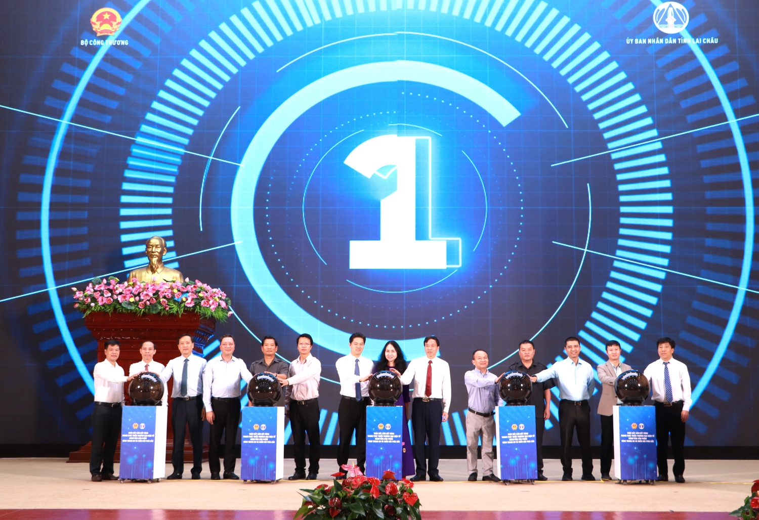 Các đại biểu thực hiện nghi thức khai mạc