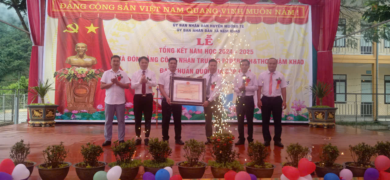 Lãnh đạo Ban Tuyên giáo và Dân vận Tỉnh uỷ, Phòng Giáo dục và Đào tạo huyện Mường Tè trao Bằng công nhận Trường Phổ thông dân tộc bán trú Tiểu học và Trung học cơ sở Nậm Khao đạt chuẩn quốc gia cấp độ 1