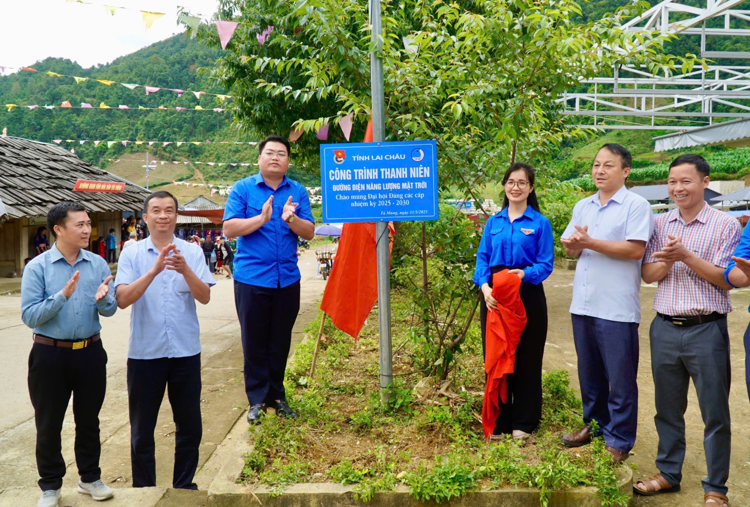 Đại diện lãnh đạo Tỉnh đoàn, Hội LHTN Việt Nam tỉnh, lãnh đạo xã Tà Mung khánh thành công trình “Đường điện năng lượng mặt trời” ở bản Nậm Pắt