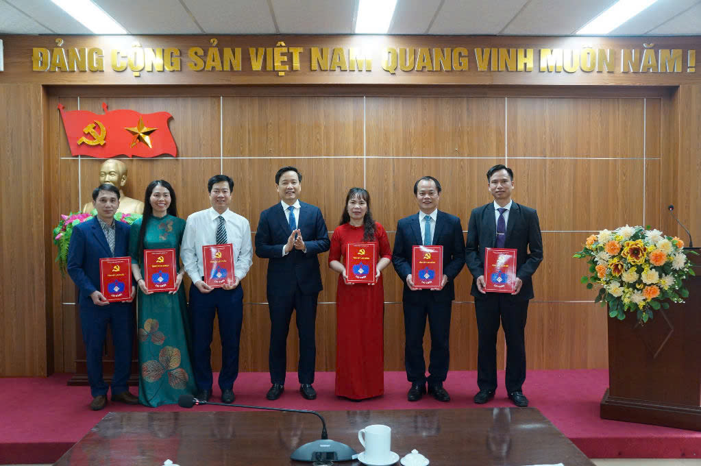 Đồng chí Lê Đức Dục - Ủy viên Ban Thường vụ Tỉnh ủy, Trưởng Ban Tuyên giáo và Dân vận Tỉnh ủy trao quyết định cho các đồng chí Trưởng phòng/Chánh Văn phòng và phó trưởng phòng phụ trách các phòng chuyên môn và Văn phòng Ban