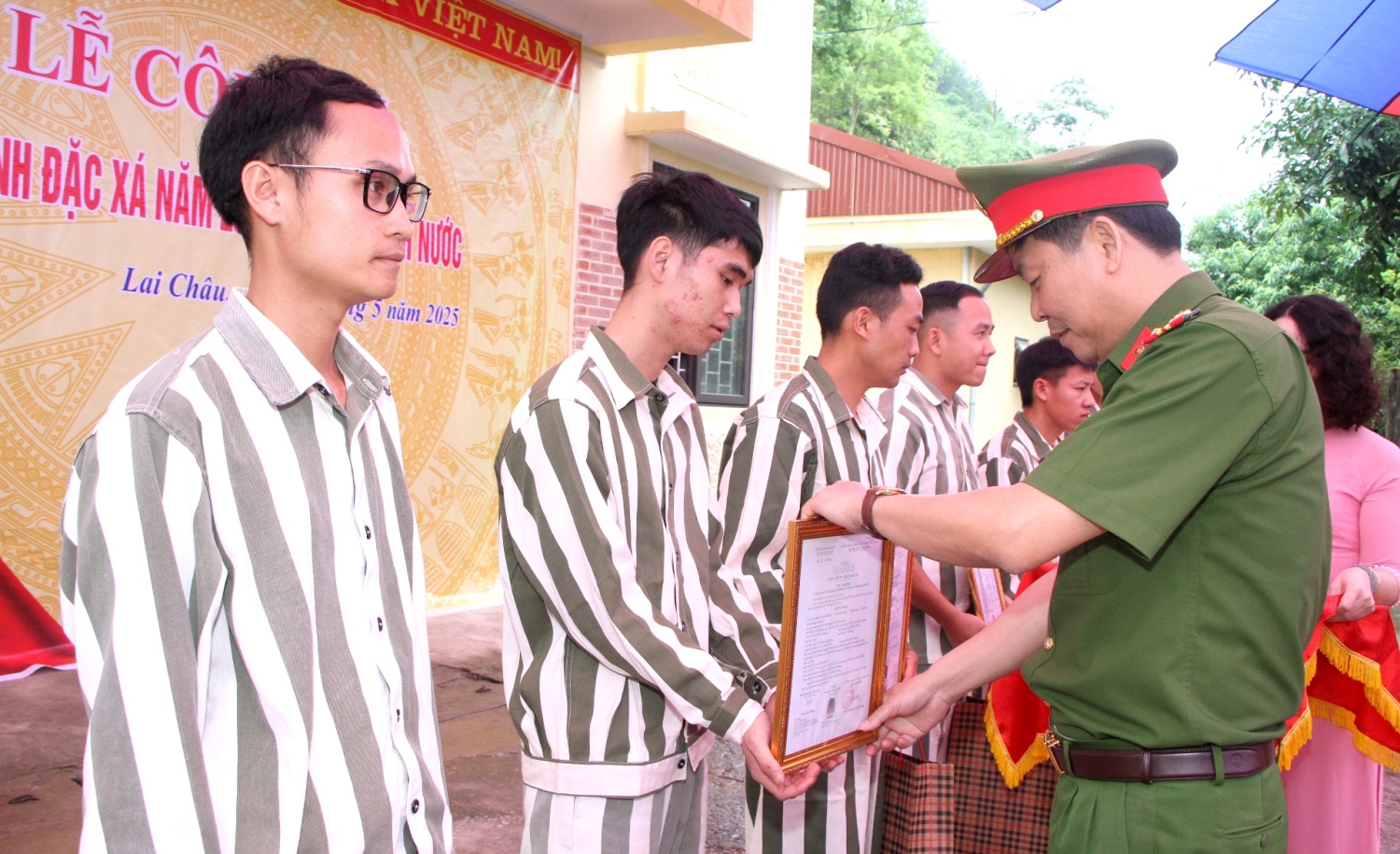 Đại tá Khoàng Văn Thương, Phó Giám đốc Công an tỉnh trao Quyết định đặc xá năm 2025 của Chủ tịch nước cho các phạm nhân