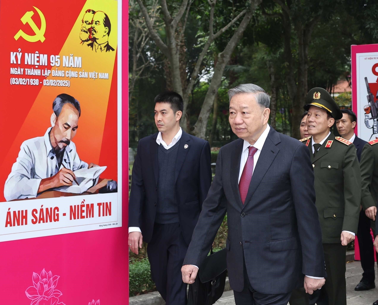 Tổng Bí thư Tô Lâm đến dâng hoa, dâng hương tưởng niệm Chủ tịch Hồ Chí Minh tại Khu di tích Quốc gia đặc biệt Kim Liên - Ảnh: TTXVN