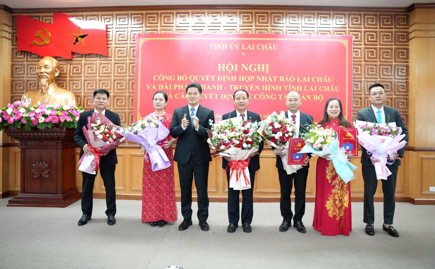 Phó Bí thư Tỉnh uỷ Vũ Mạnh Hà trao quyết định và tặng hoa chúc mừng các đồng chí lãnh đạo Báo Lai Châu sau hợp nhất