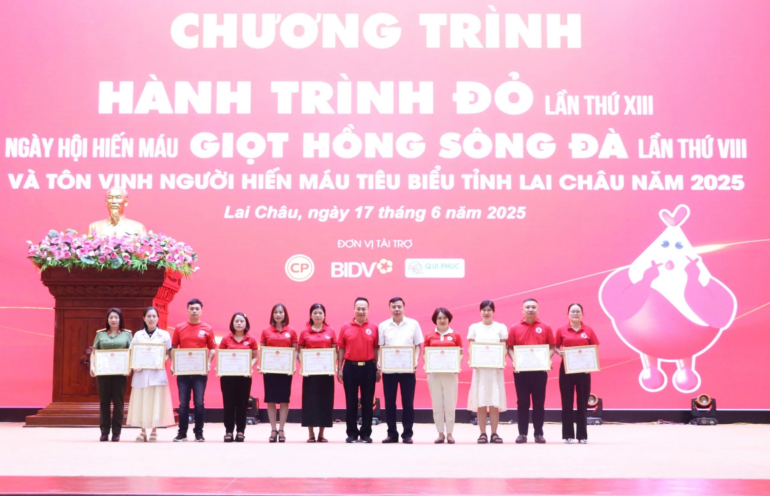 : Đồng chí Bùi Việt Cường - Chủ tịch Hội Chữ thập đỏ, Phó trưởng Ban Thường trực Ban Chỉ đạo vận động HMTN tỉnh trao Bằng khen cho các cá nhân