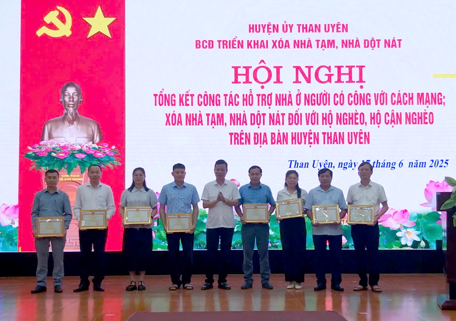 Đồng chí Nguyễn Văn Thăng - Chủ tịch UBND, Phó trưởng Ban Thường trực Ban Chỉ đạo triển khai xóa nhà tạm, nhà dột nát huyện Than Uyên trao Giấy khen cho các tập thể