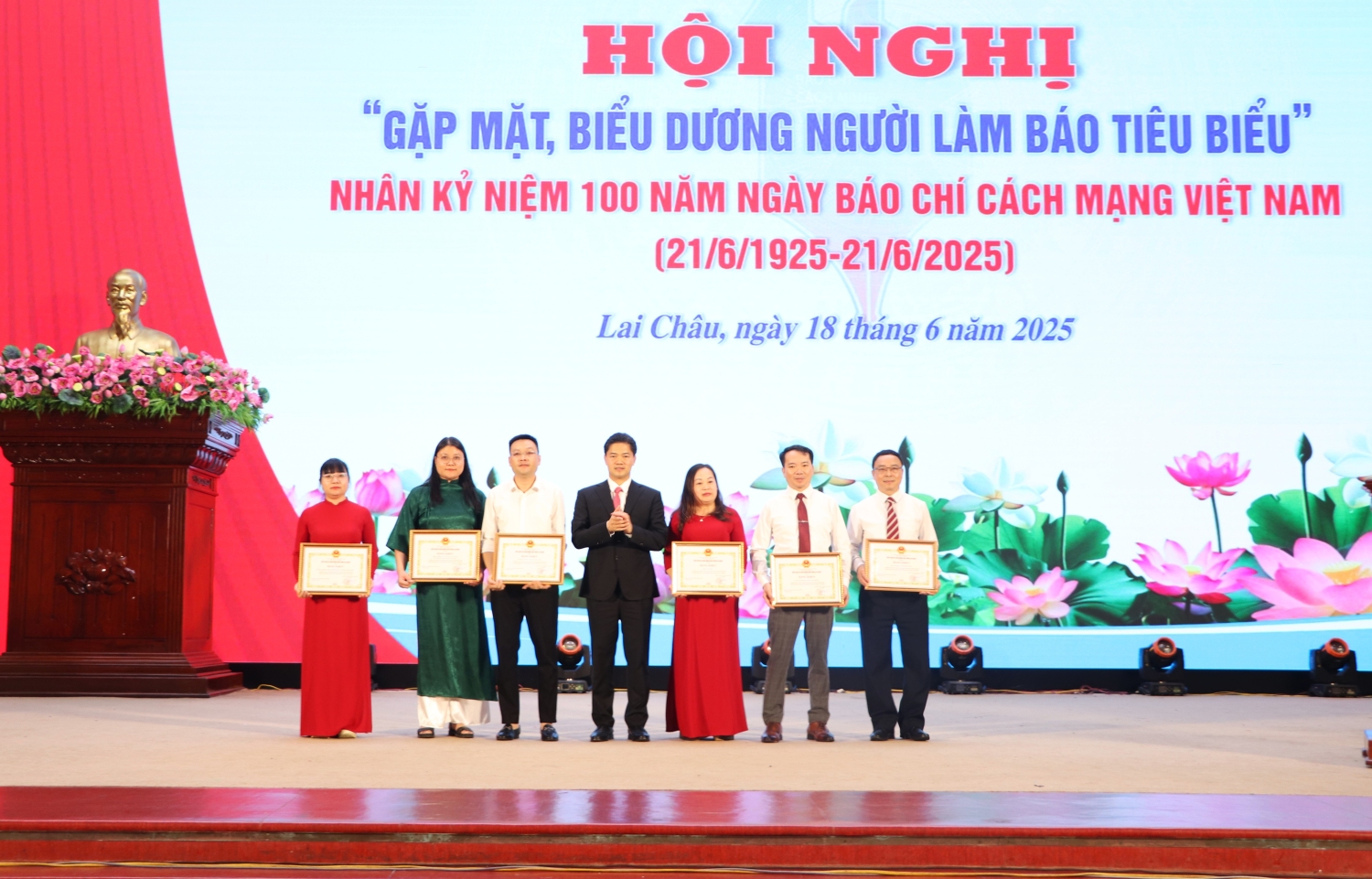 Đồng chí Vũ Mạnh Hà - Ủy viên dự khuyết Trung ương Đảng, Phó Bí thư Thường trực Tỉnh ủy trao Bằng khen cho 6 tập thể đạt thành tích xuất sắc trong phong trào thi đua chào mừng kỷ niệm 100 năm ngày Báo chí Cách mạng Việt Nam