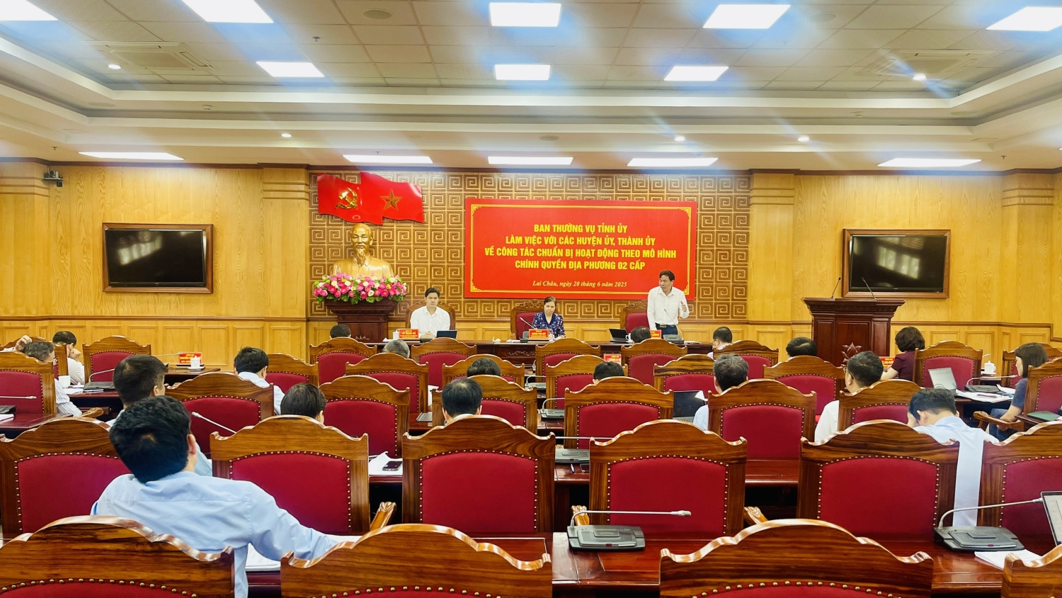 Quang cảnh buổi làm việc
