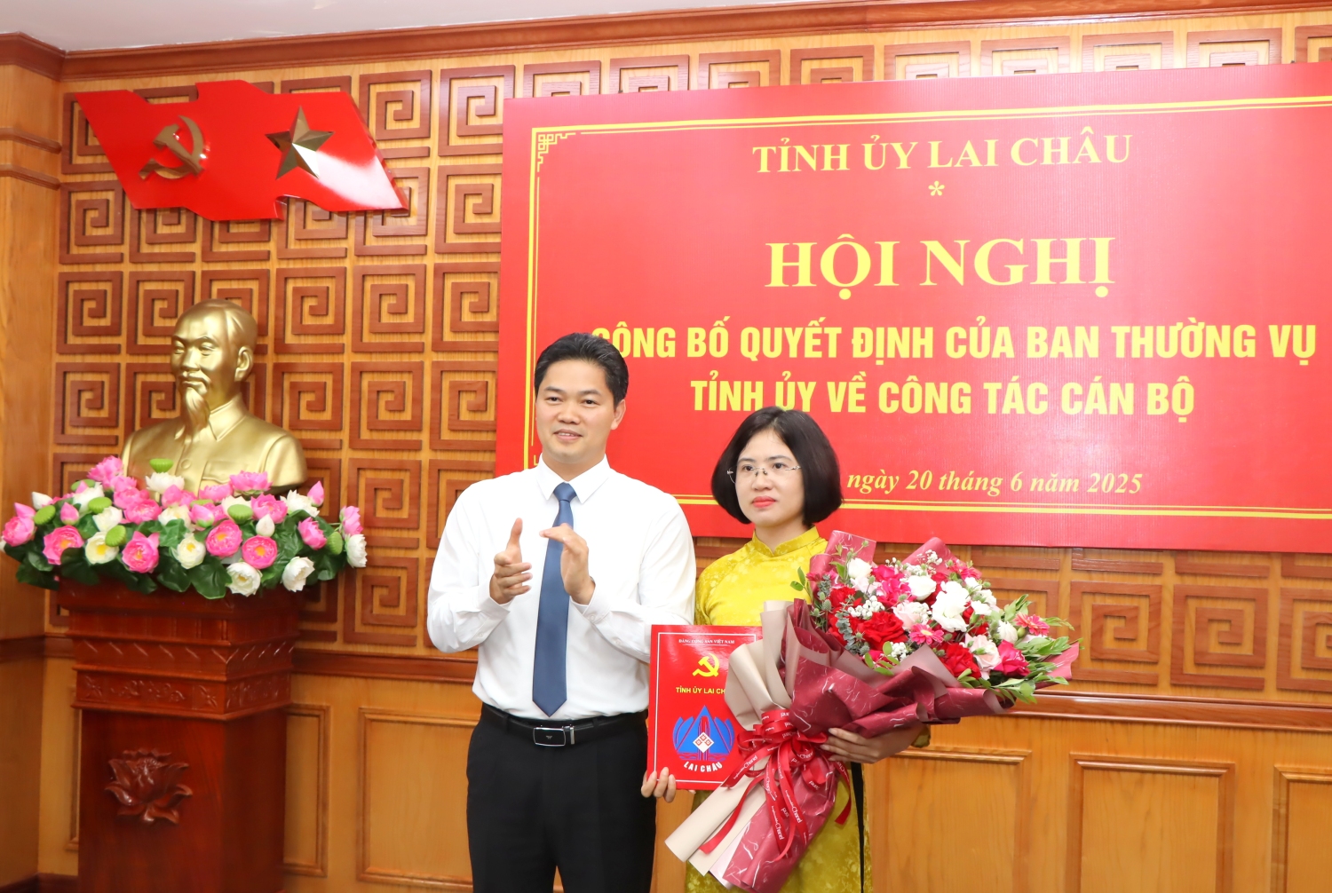 Đồng chí Vũ Mạnh Hà - Ủy viên dự khuyết Trung ương Đảng, Phó Bí thư Thường trực Tỉnh ủy trao quyết định bổ nhiệm Chánh Văn phòng Tỉnh ủy