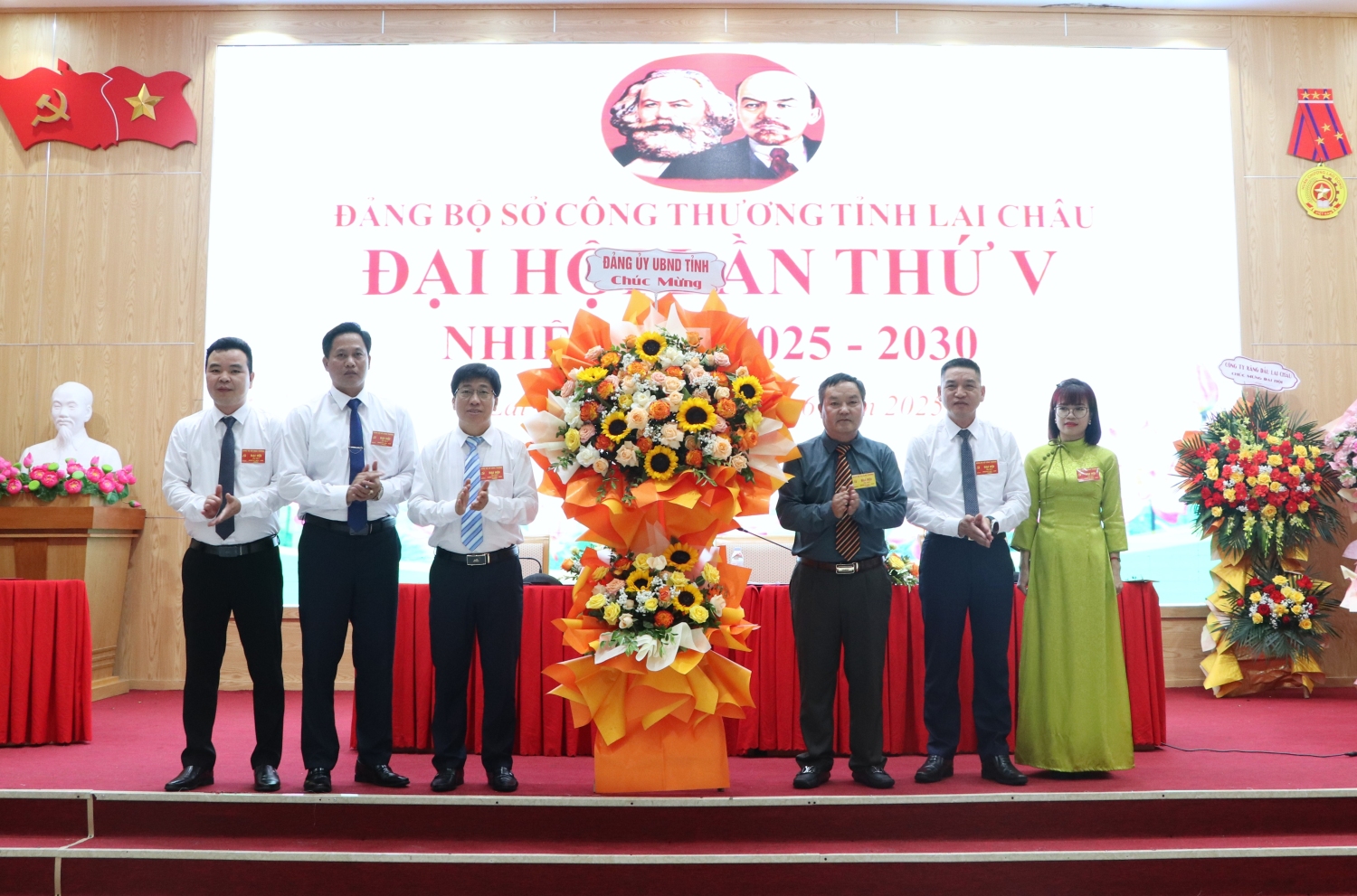 Đồng chí Giàng A Tính - Ủy viên Ban Thường vụ Tỉnh uỷ, Phó Chủ tịch UBND tỉnh tặng hoa chúc mừng Đại hội