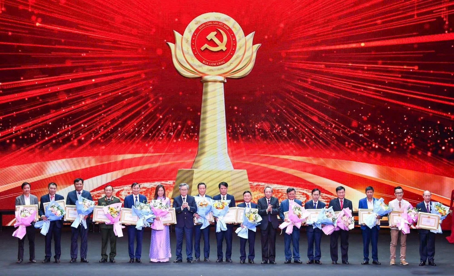 Ban Tuyên giáo Tỉnh uỷ Lai Châu là một trong những đơn vị đạt thành tích xuất sắc được nhận Bằng khen của Ban Tổ chức Giải Búa liềm vàng toàn quốc năm 2024