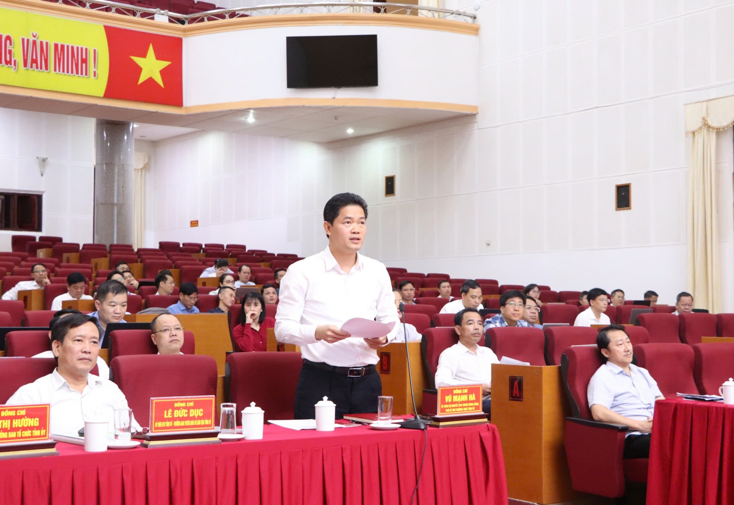 Đồng chí Vũ Mạnh Hà - Ủy viên dự khuyết Trung ương Đảng, Phó Bí thư Thường trực Tinh ủy thay mặt tỉnh Lai Châu phát biểu thảo luận tại Hội nghị