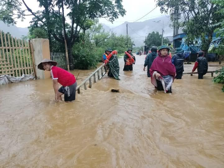 Khi nhiều nơi bị ngập lụt, nhiều ngôi nhà chìm trong biển nước giữa lúc khó khăn cận kề lực lượng quân đội, công an đã có mặt kịp thời động viên, chia sẻ, giúp đỡ Nhân dân