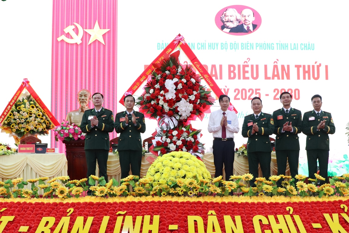Đồng chí Lê Văn Lương - Phó Bí thư Tỉnh ủy, Chủ tịch UBND tỉnh tặng lẵng hoa chúc mừng Đại hội