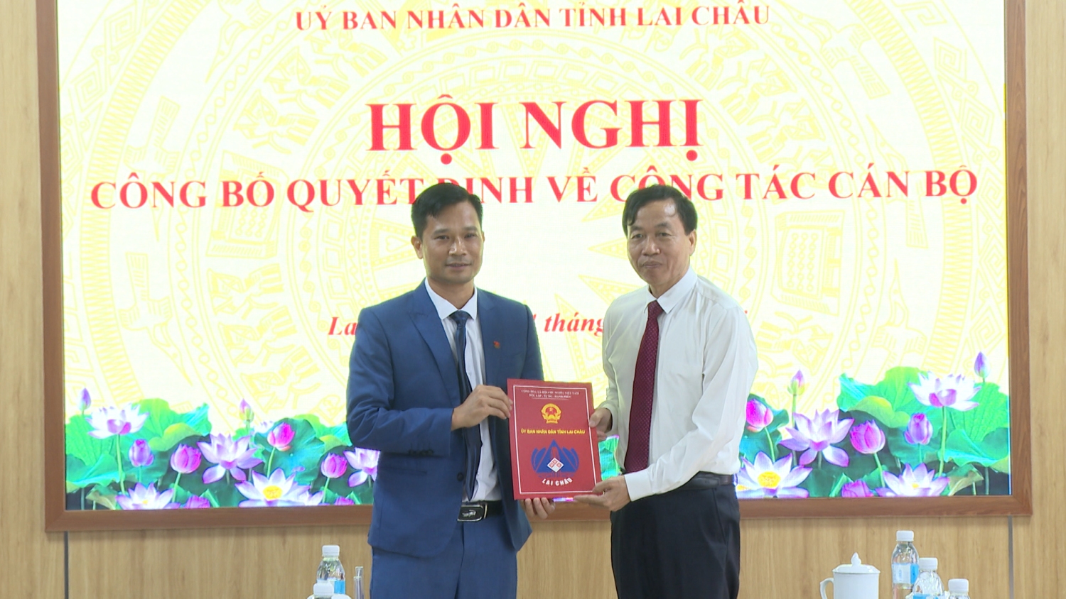 Đồng chí Lê Văn Lương – Phó Bí thư Tỉnh ủy, Chủ tịch UBND tỉnh trao quyết định cho đồng chí Trần Văn Công tân Phó Giám đốc Sở Văn hóa, Thể thao và Du lịch