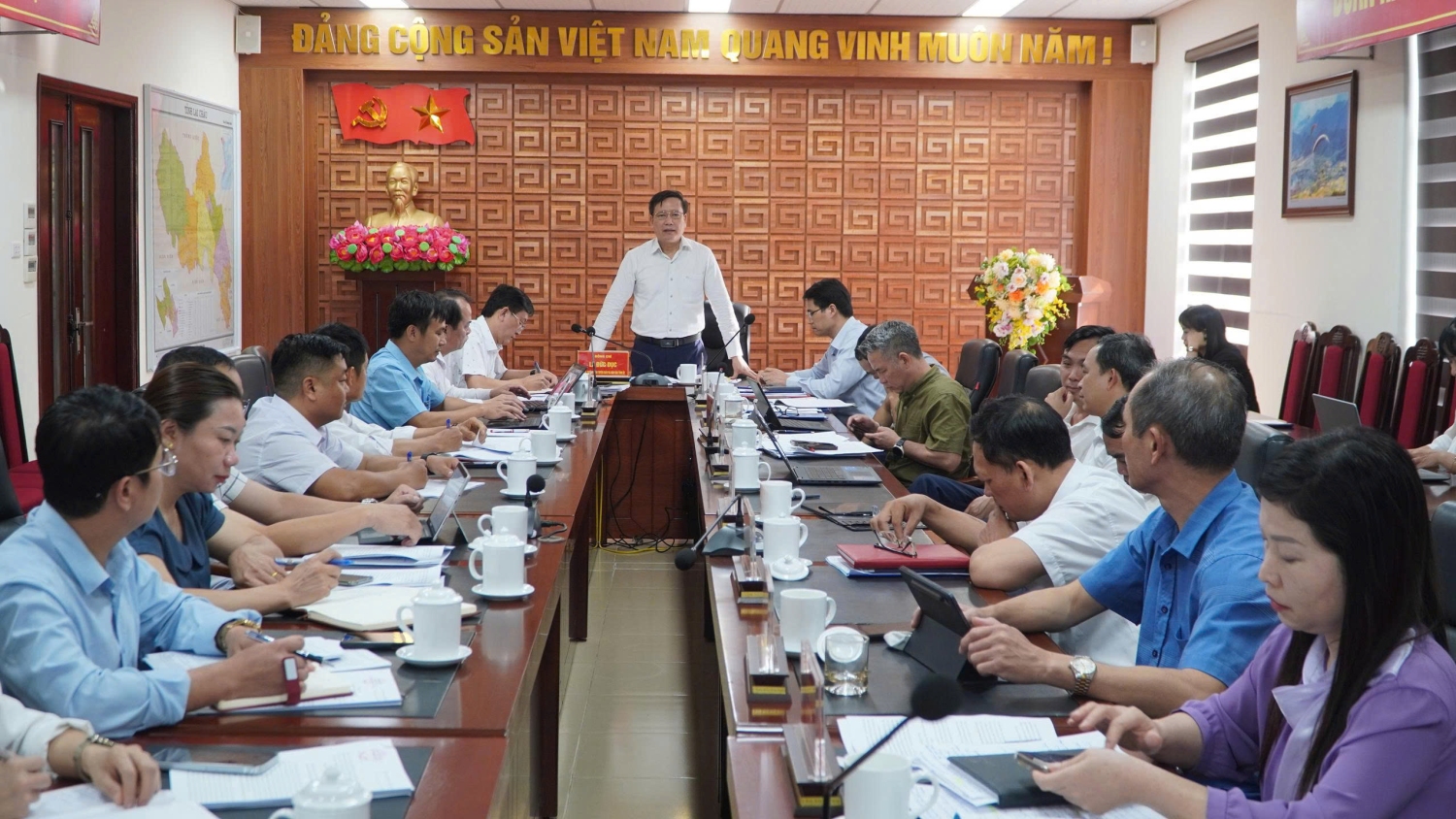 Quang cảnh cuộc họp