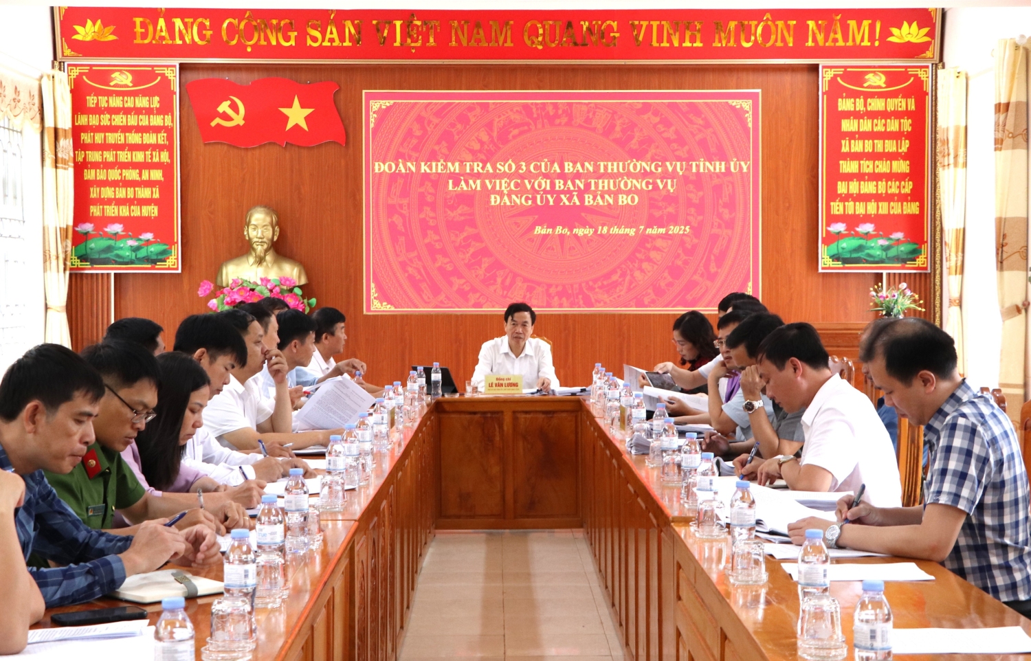 Quang cảnh buổi làm việc