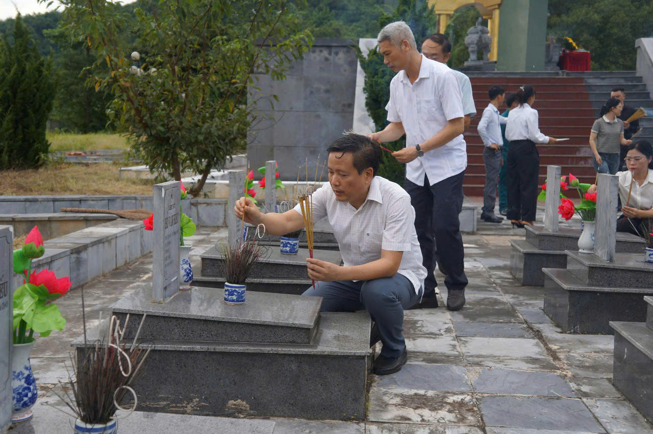 Đồng chí Trưởng Ban Tuyên giáo và Dân vận Tỉnh uỷ thắp hương tri ân các Anh hùng Liệt sĩ tại Nghĩa trang Liệt sĩ xã Nậm Hàng