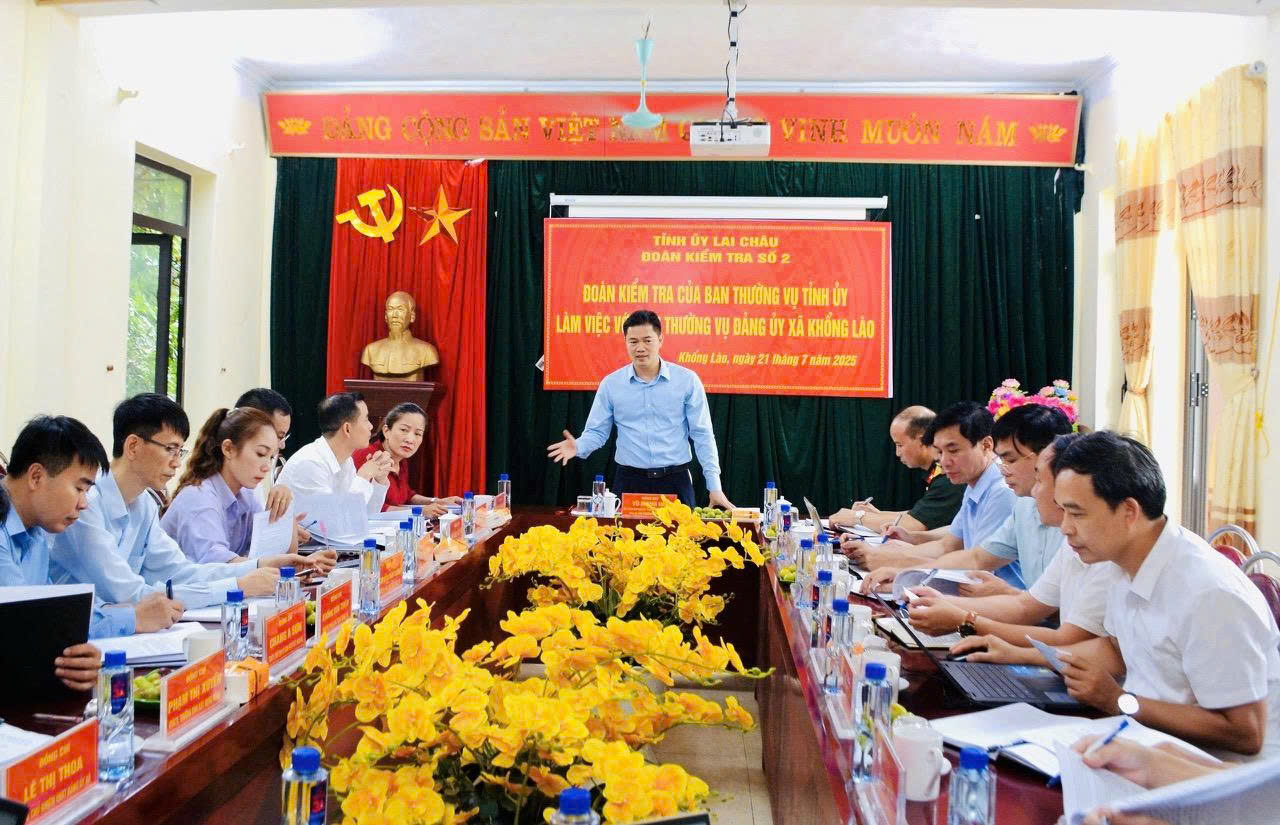 Quang cảnh buổi làm việc tại xã Khổng Lào