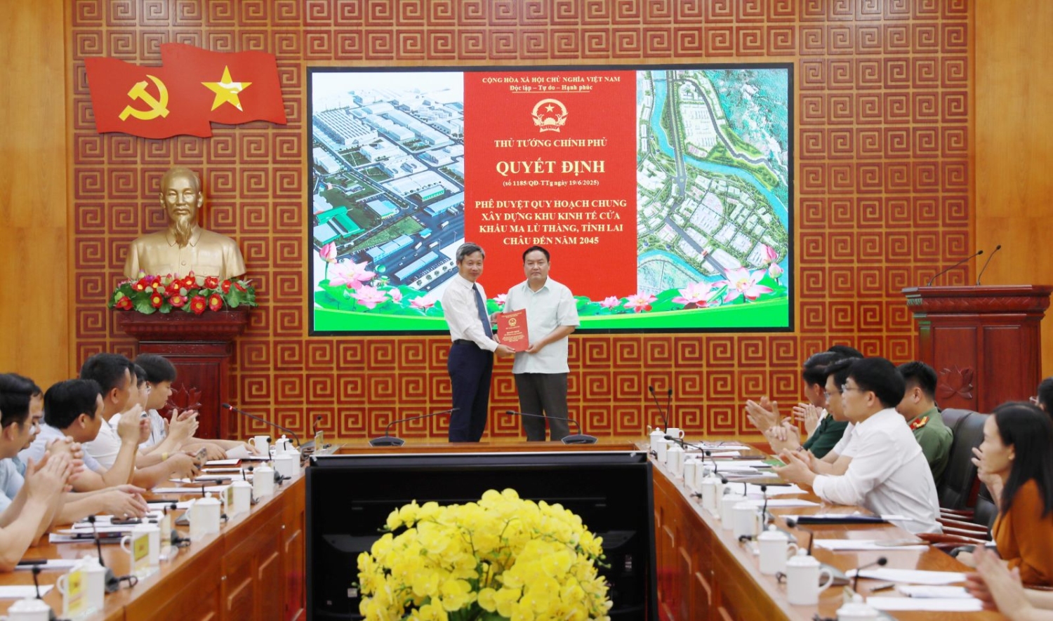 Đồng chí Nguyễn Xuân Thắng - Vụ Quy hoạch kiến trúc, Bộ Xây dựng trao Quyết định của Thủ tướng Chính phủ về việc phê duyệt Quy hoạch chung xây dựng Khu kinh tế cửa khẩu Ma Lù Thàng, tỉnh Lai Châu đến năm 2045 (Ảnh: Đinh Lan)