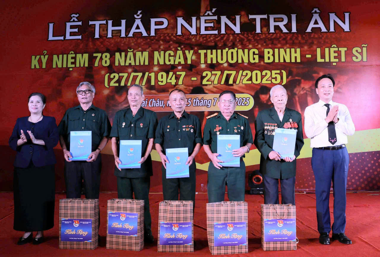 Đồng chí Giàng Páo Mỷ - Ủy viên Ban Chấp hành Trung ương Đảng, Bí thư Tỉnh ủy Lai Châu và đồng chí Lại Xuân Lâm - Phó Bí thư Đảng ủy Chính phủ trao quà cho các gia đình chính sách, cựu thanh niên xung phong, người có công với cách mạng