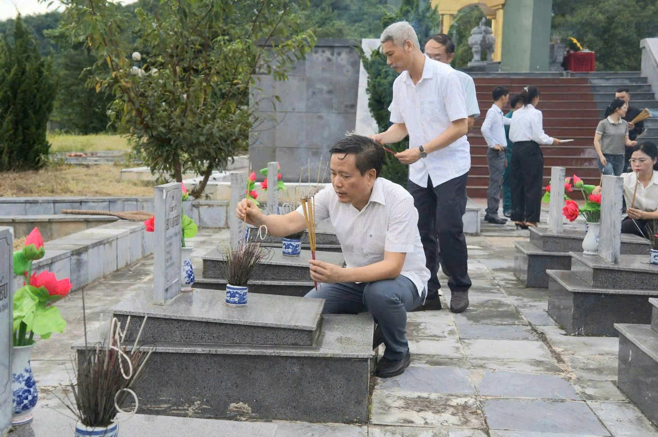 Đồng chí Lê Đức Dục - Ủy viên Ban Thường vụ Tỉnh uỷ, Trưởng Ban Tuyên giáo và Dân vận Tỉnh uỷ thắp hương tưởng niệm các Anh hùng liệt sĩ tại Nghĩa trang Liệt sĩ xã Nậm Hàng