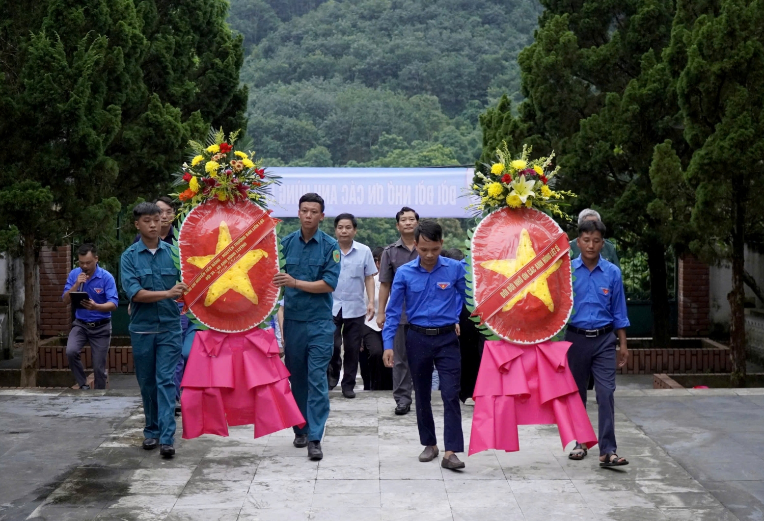 Đồng chí Chu Lê Chinh - Ủy viên Ban Thường vụ Tỉnh ủy, Phó Chủ tịch HĐND tỉnh cùng các đại biểu dâng hoa tưởng niệm các Anh hùng liệt sĩ tại Nghĩa trang Liệt sĩ Thanh niên xung phong Chăn Nưa (xã Lê Lợi)