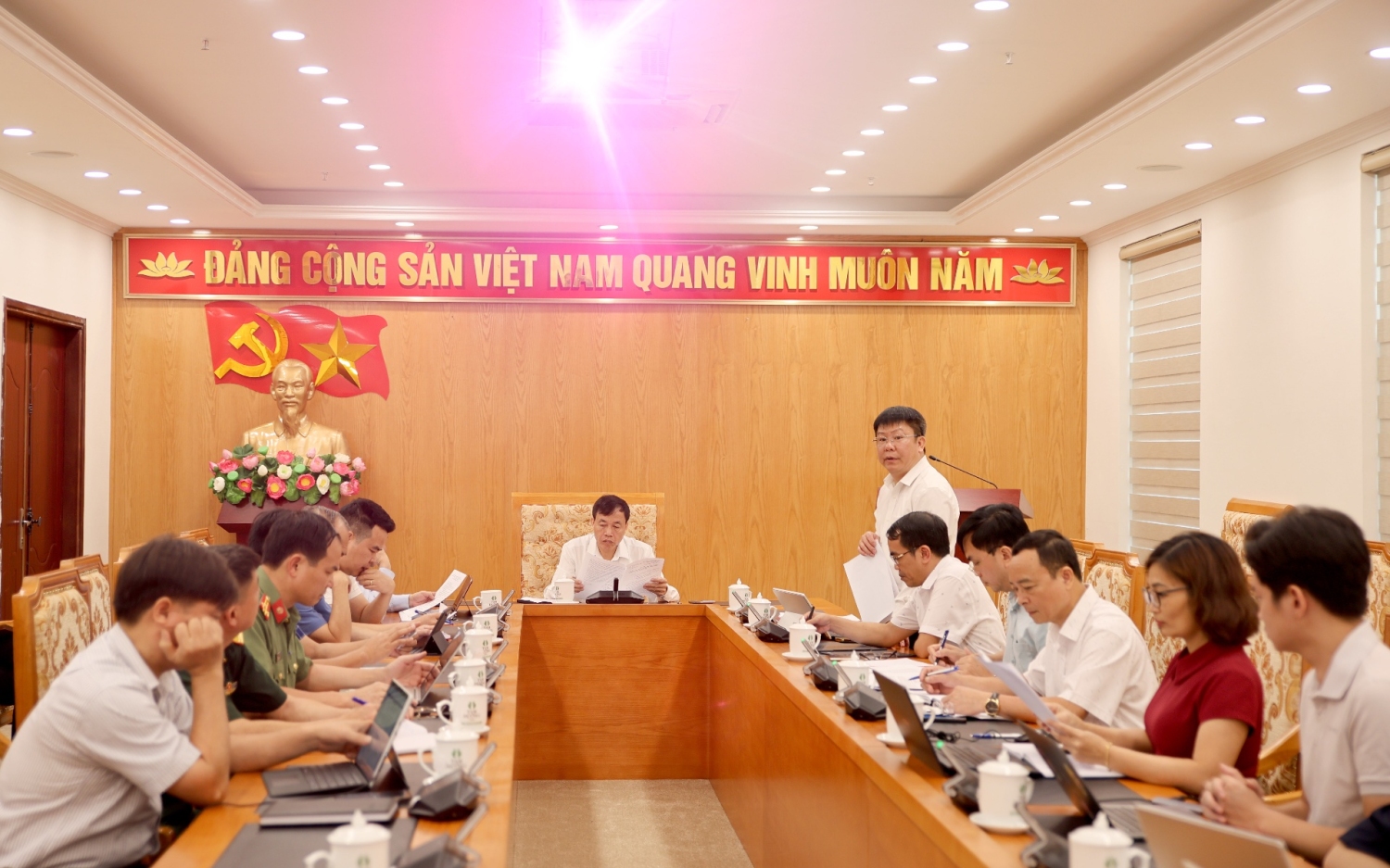 Quang cảnh cuộc họp