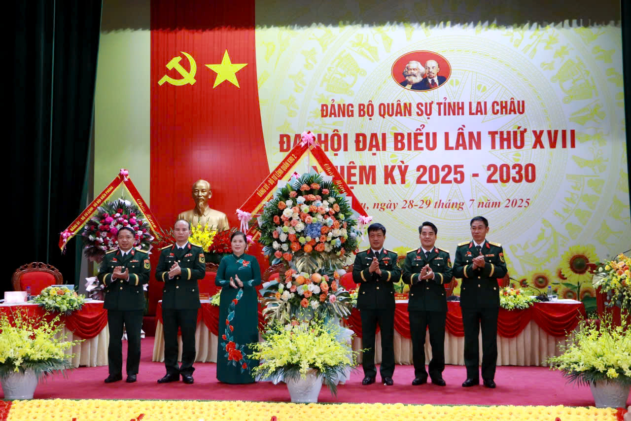 Đại tá Khổng Đình Tám - Ủy viên Ban Thường vụ Đảng ủy, Chủ nhiệm Chính trị Quân khu 2 tặng hoa chúc mừng Đại hội