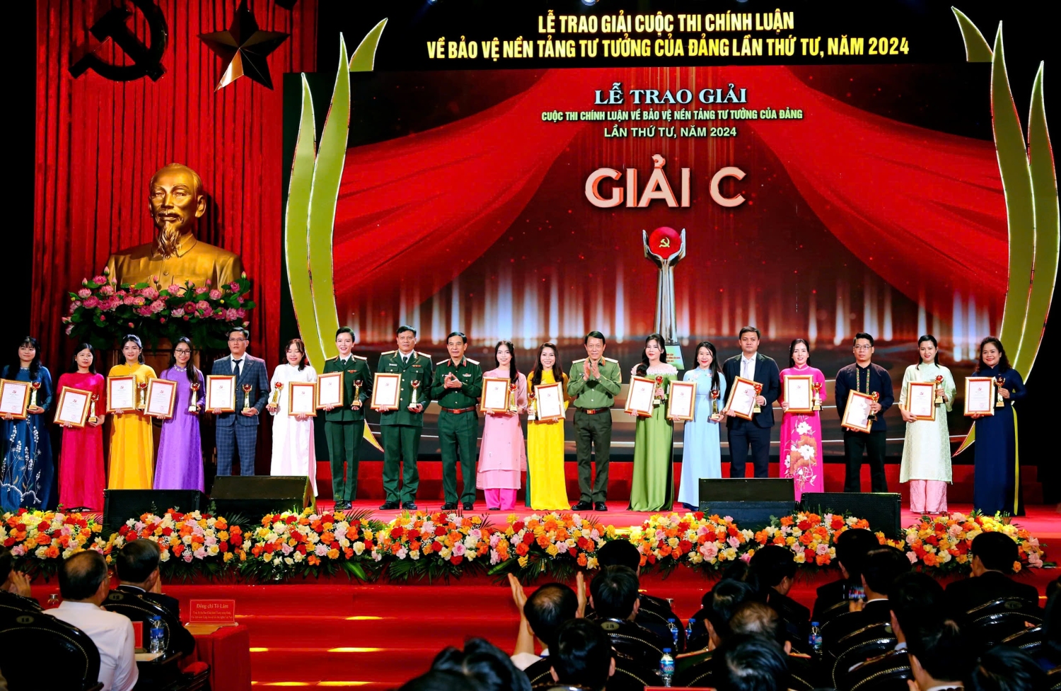 Đại diện nhóm tác giả của Đài Phát thanh - Truyền hình Lai Châu nhận giải C tại Cuộc thi Chính luận về bảo vệ nền tảng tư tưởng của Đảng năm 2024
