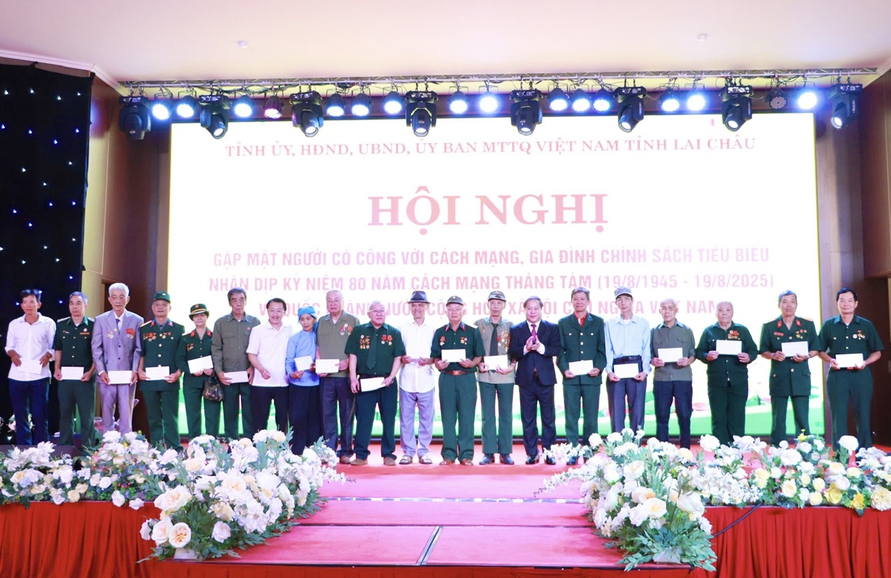 Các đồng chí: Tống Thanh Hải - Phó Chủ tịch Thường trực UBND tỉnh; Sùng A Hồ - Chủ tịch Ủy ban MTTQ Việt Nam tỉnh tặng quà cho các đại biểu