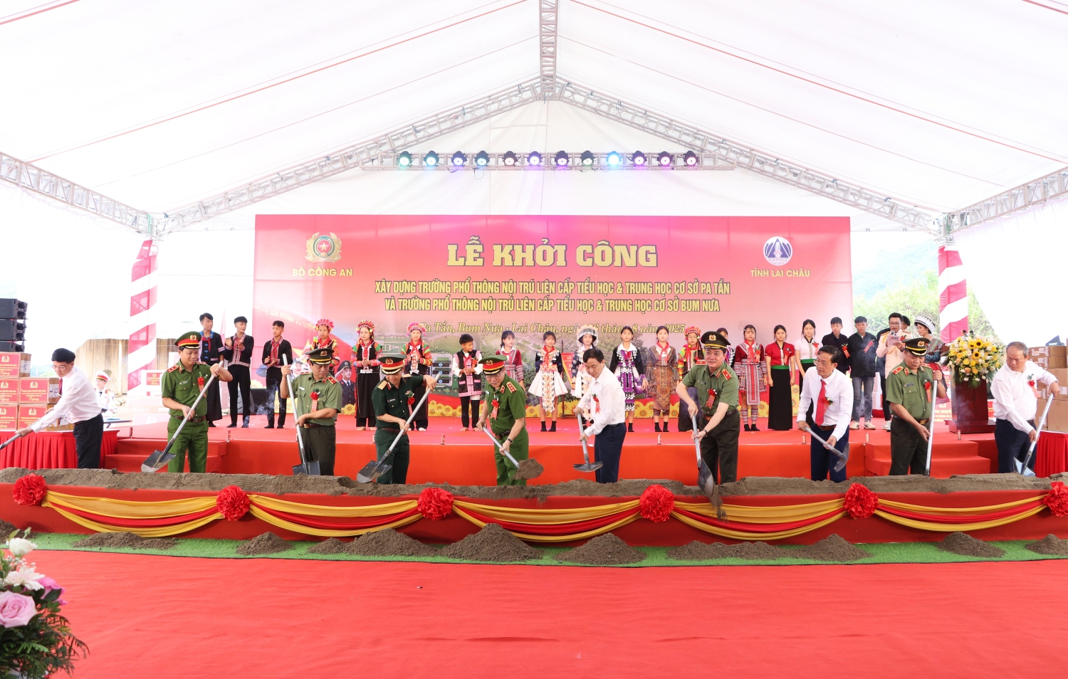 Các đại biểu thực hiện nghi thức khởi công công trình