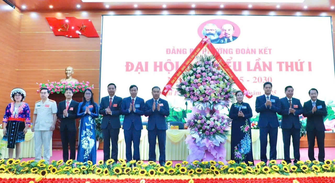 Các đồng chí lãnh đạo tỉnh tặng hoa chúc mừng Đại hội