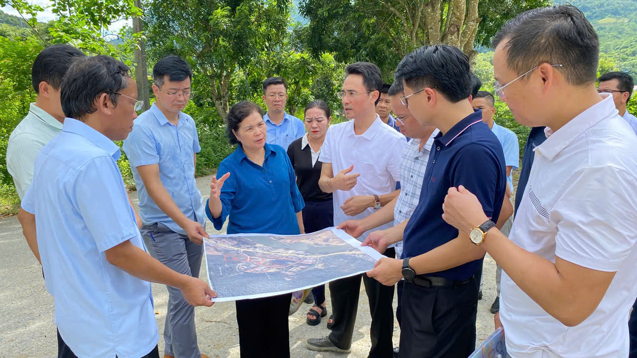 Đồng chí Giàng Páo Mỷ - Ủy viên Trung ương Đảng, Bí thư Tỉnh ủy, Chủ tịch HĐND tỉnh, Trưởng Đoàn Đại biểu Quốc hội tỉnh chỉ đạo cơ quan chuyên môn làm tốt công tác chuẩn bị mặt bằng cho Lễ khởi công dự án