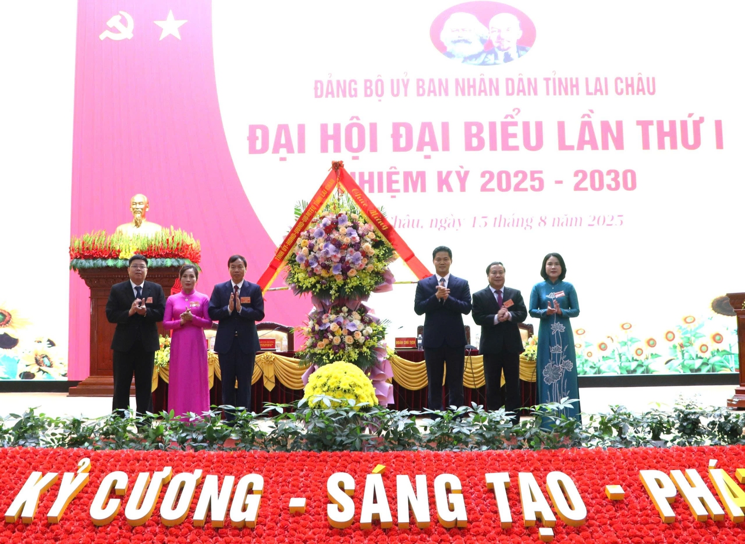 Đồng chí Vũ Mạnh Hà - Ủy viên dự khuyết Trung ương Đảng, Phó Bí thư Thường trực Tỉnh ủy tặng lẵng hoa chúc mừng Đại hội