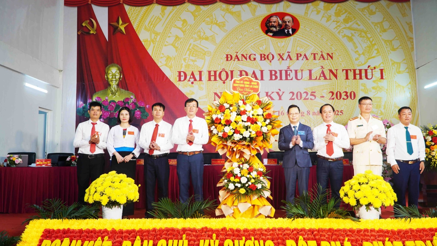 Đồng chí Nguyễn Ngọc Vinh – Ủy viên Ban Thường vụ Tỉnh uỷ, Chủ nhiệm Uỷ ban Kiểm tra Tỉnh uỷ tặng lẵng hoa chúc mừng Đại hội.