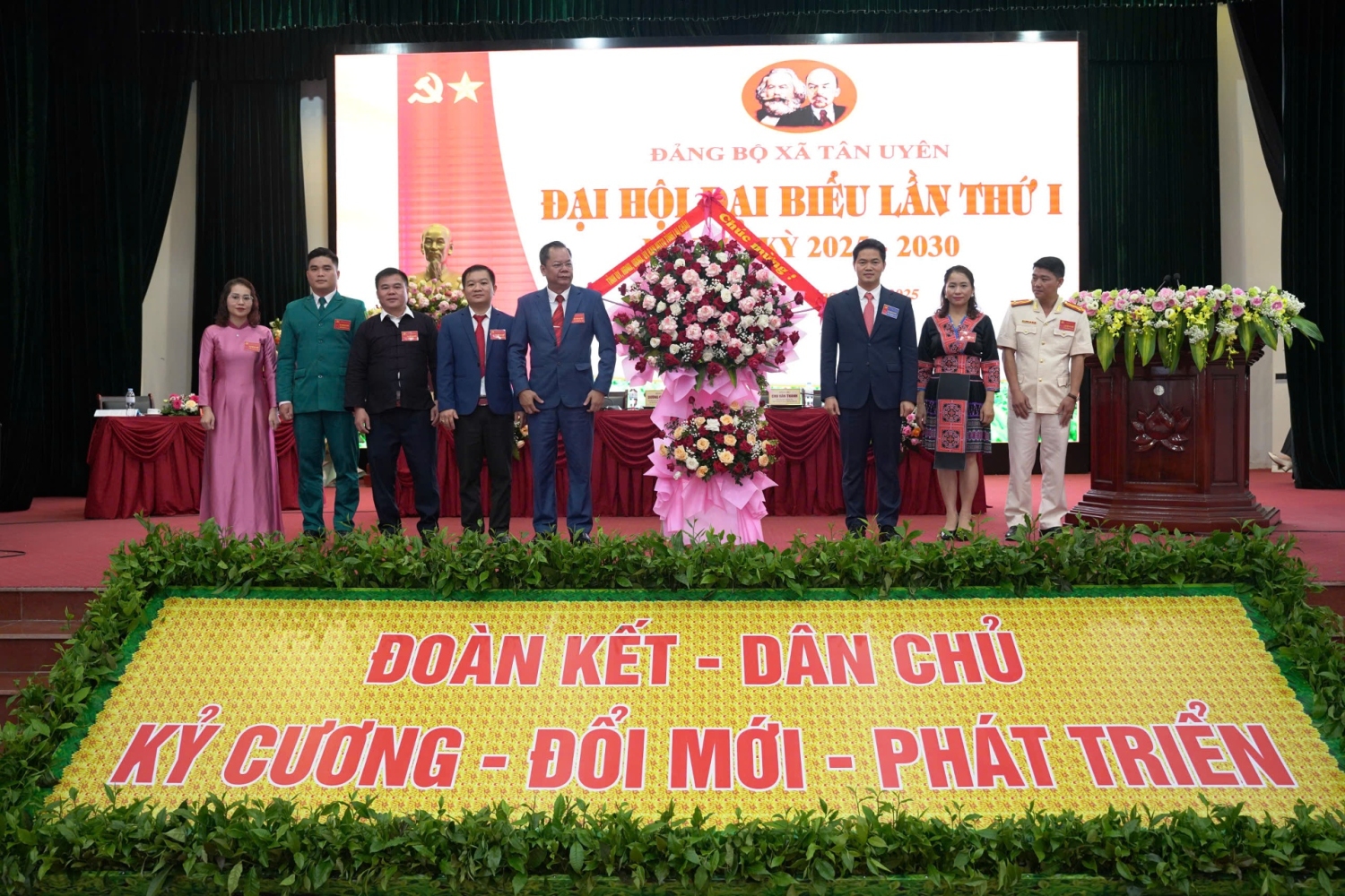 Đồng chí Vũ Mạnh Hà - Ủy viên dự khuyết Trung ương Đảng, Phó Bí thư Thường trực Tỉnh uỷ tặng lẵng hoa chúc mừng Đại hội
