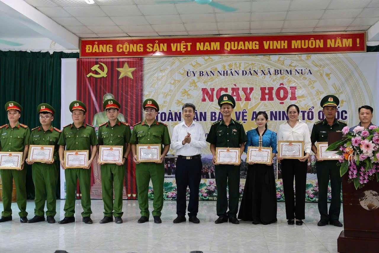 Tại Ngày hội đã biểu dương khen thưởng các tập thể, cá nhân có thành tích tiêu biểu trong phong trào Toàn dân bảo vệ an ninh Tổ quốc