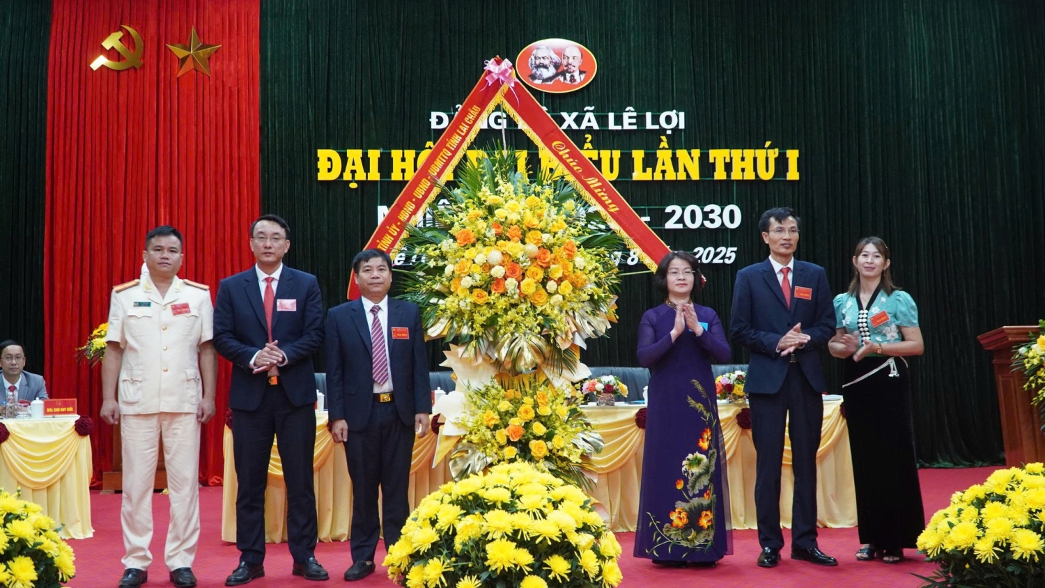 Đồng chí Lê Thị Hường - Ủy viên Ban Thường vụ Tỉnh uỷ, Trưởng Ban Tổ chức Tỉnh uỷ tặng lẵng hoa chúc mừng Đại hội