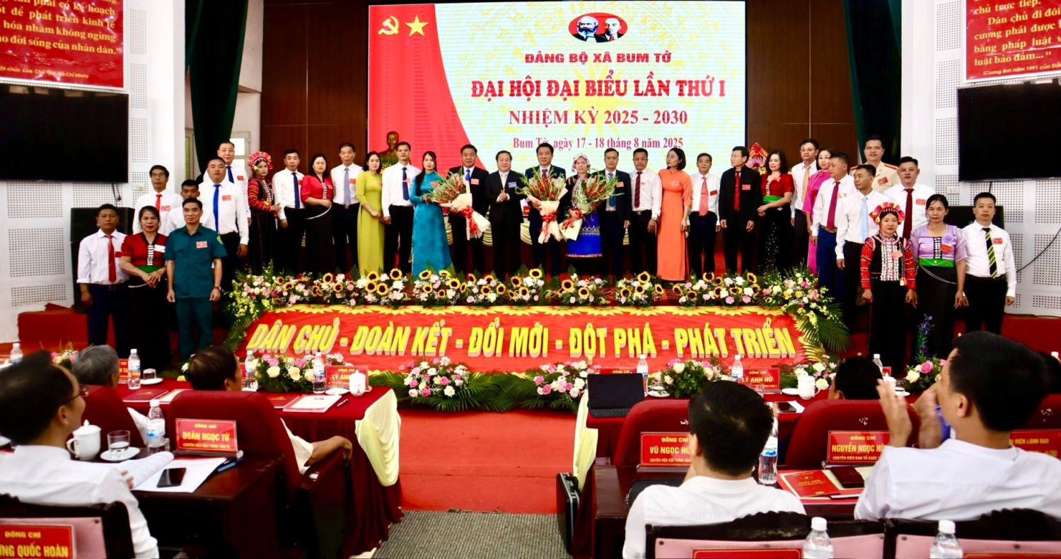 Đồng chí Tống Thanh Hải - Ủy viên Ban Thường vụ Tỉnh uỷ, Phó Chủ tịch Thường trực UBND tỉnh tặng hoa chúc mừng Ban Chấp hành khoá mới