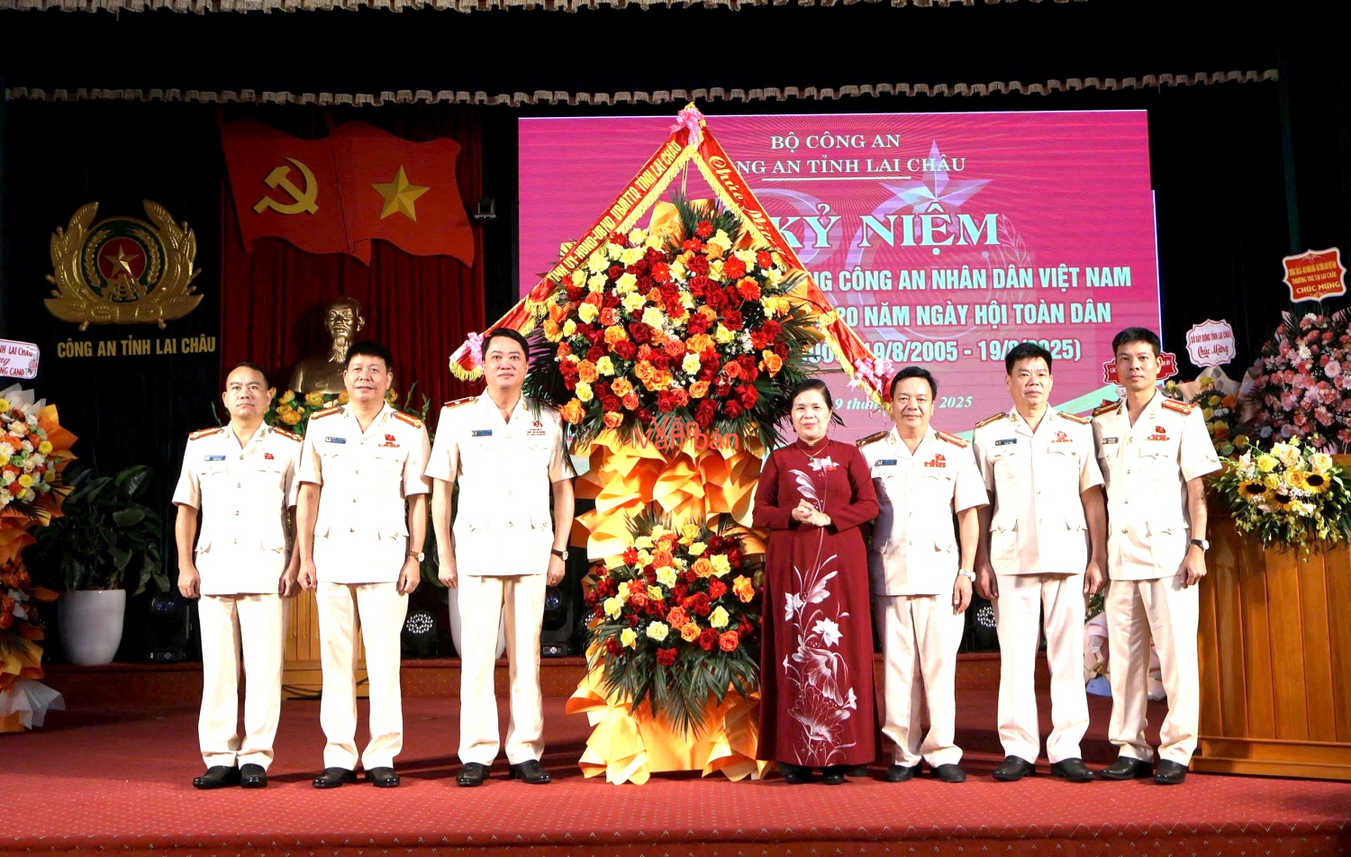 Đồng chí Giàng Páo Mỷ - Ủy viên Trung ương Đảng, Bí thư Tỉnh uỷ, Chủ tịch HĐND tỉnh, Trưởng Đoàn ĐBQH tỉnh tặng hoa chúc mừng lực lượng Công an Lai Châu