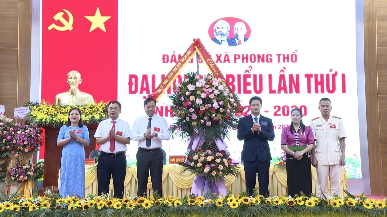 Đồng chí Vũ Mạnh Hà - Ủy viên dự khuyết Trung ương Đảng, Phó Bí thư Thường trực Tỉnh ủy tặng hoa chúc mừng Đại hội