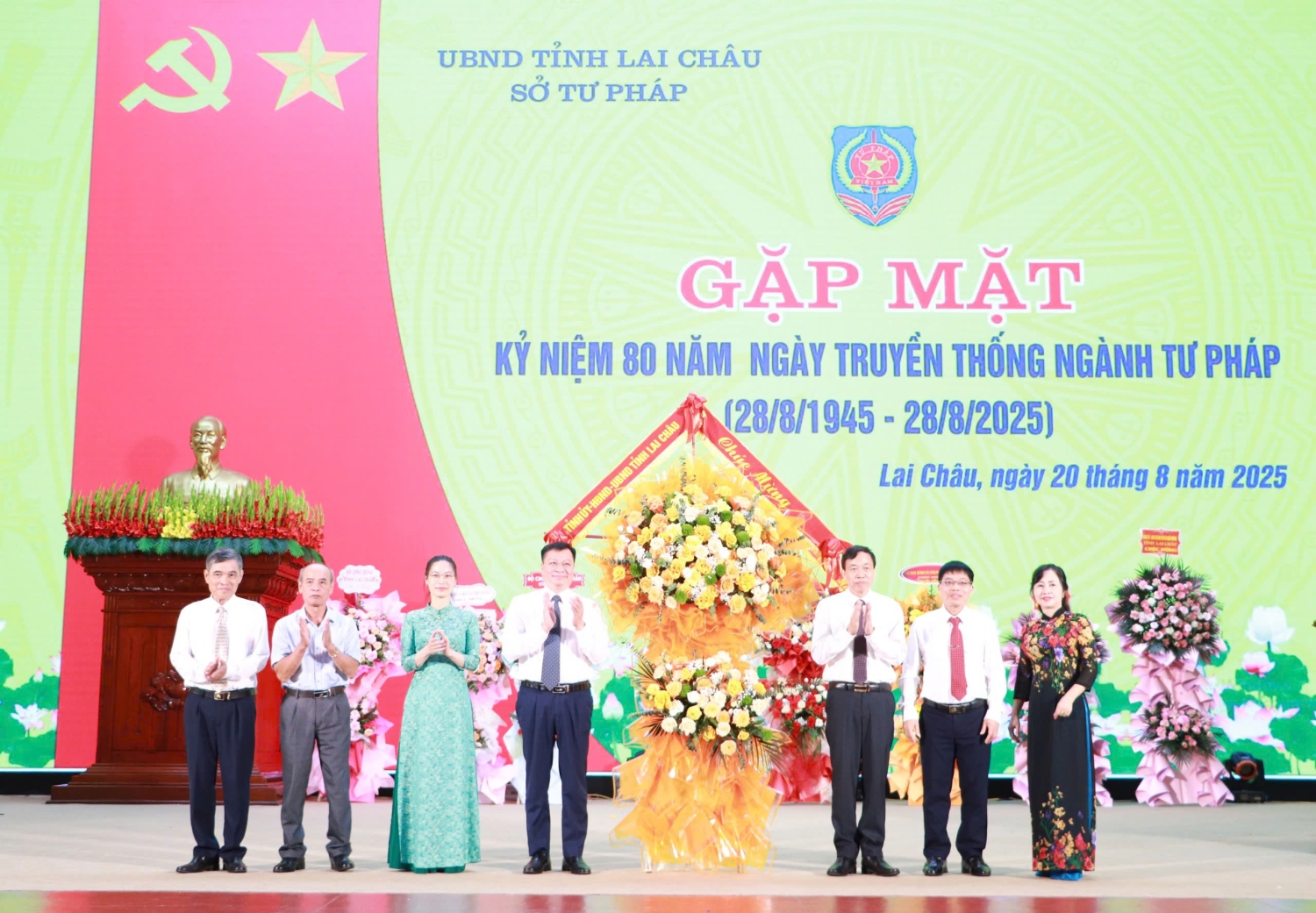 Đồng chí Lê Văn Lương - Phó Bí thư Tỉnh ủy, Chủ tịch UBND tỉnh tặng hoa chúc mừng Ngành Tư pháp