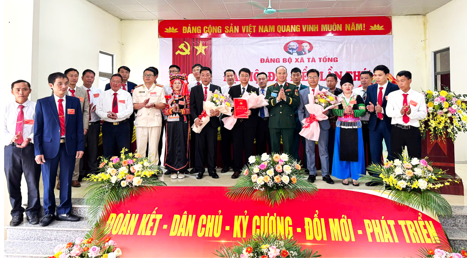 Đại tá Đặng Vĩnh Thụy - Ủy viên Ban Thường vụ Tỉnh ủy, Chỉ huy trưởng Bộ CHQS tỉnh tặng hoa chúc mừng Ban Chấp hành Đảng bộ xã Tà Tổng khóa I, nhiệm kỳ 2025-2030