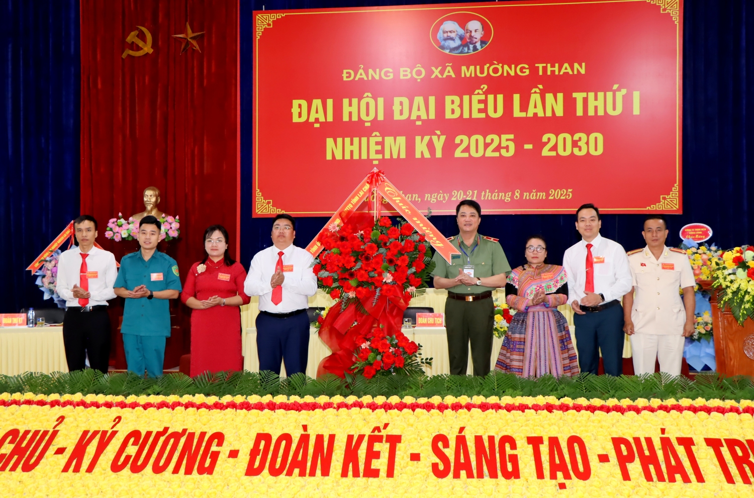 Thiếu tướng Nguyễn Viết Giang - Ủy viên Ban Thường vụ Tỉnh uỷ, Giám đốc Công an tỉnh tặng hoa chúc mừng Đại hội