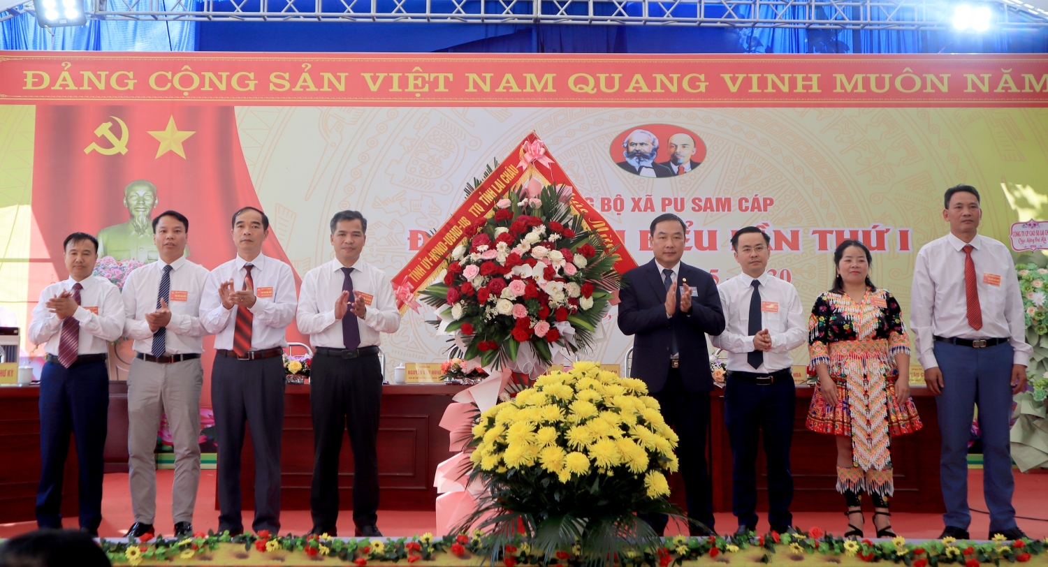 Đồng chí Tống Thanh Bình - Ủy viên Ban Thường vụ Tỉnh ủy, Bí thư Đảng ủy, Chủ tịch HĐND phường Đoàn Kết tặng hoa chúc mừng Đại hội