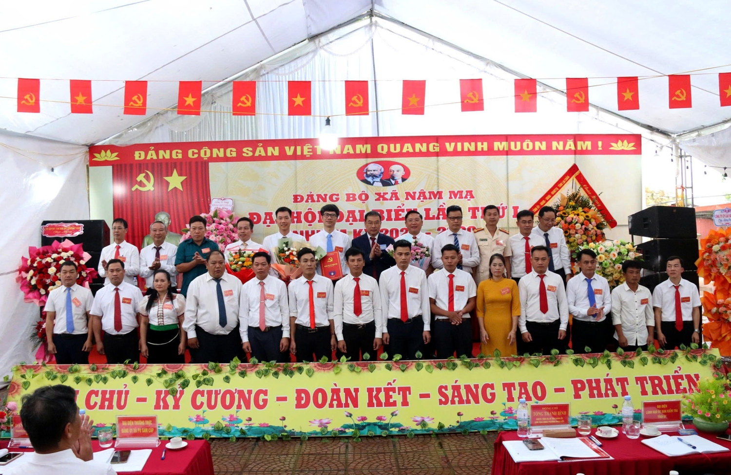 Đồng chí Tống Thanh Bình - Ủy viên Ban Thường vụ Tỉnh ủy, Bí thư Đảng ủy, Chủ tịch HĐND phường Đoàn Kết tặng hoa chúc mừng Ban Chấp hành Đảng bộ xã Nậm Mạ khóa I, nhiệm kỳ 2025-2030