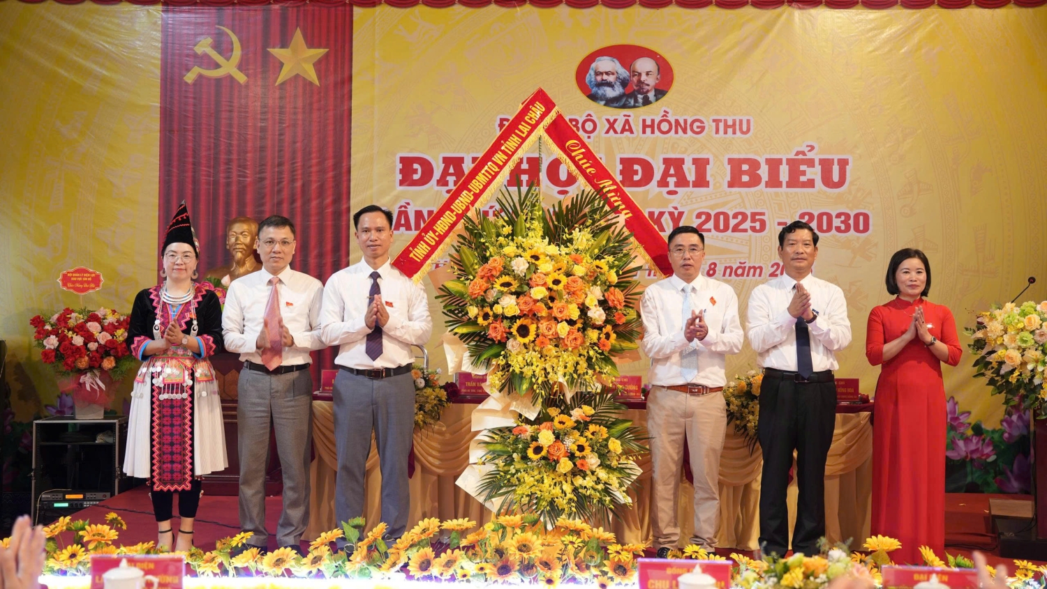 Đồng chí Chu Lê Chinh - Ủy viên Ban Thường vụ Tỉnh ủy, Phó Chủ tịch HĐND tỉnh tặng hoa chúc mừng Đại hội